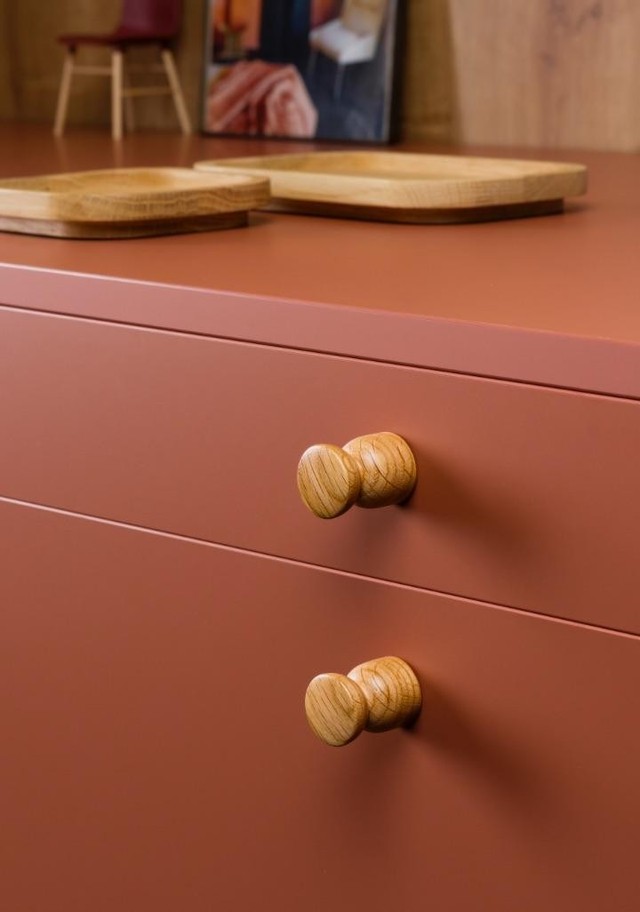PIECE Massivholzknopf in Form eines Schachbauern an einer modernen Möbelfront montiert.