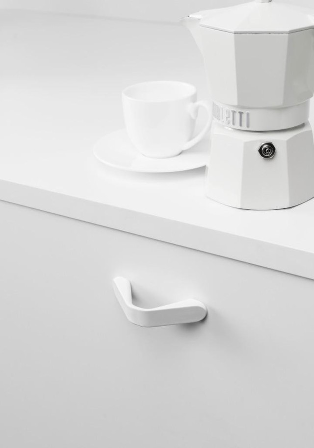 DROPP Aluminiumgriff mit geometrischem, gefaltetem Profil und ergonomischem Design an einer modernen Möbelschublade.