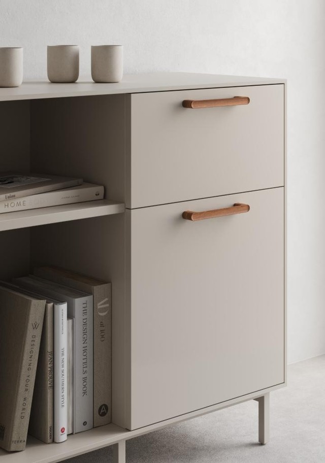 LUV WOOD Massivholzgriff mit elegant geschwungenem Design an einer modernen Schranktür montiert.