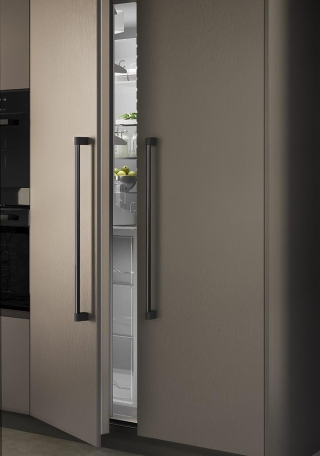 CASEY BIG Aluminiumgriff mit zylindrischem Industrial-Design und strukturierter Basis an einer modernen Möbeltür.