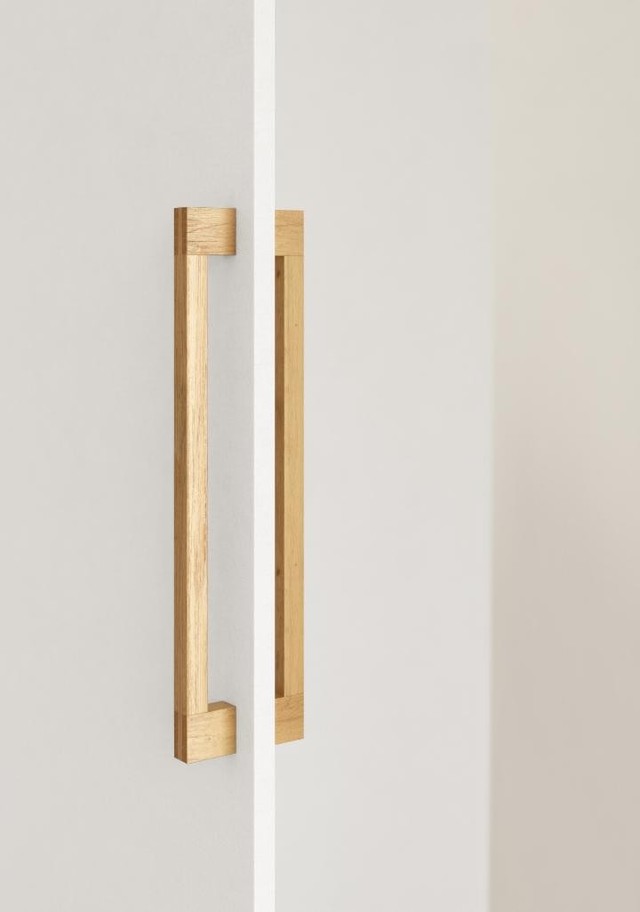 HAKO Holz-Stangengriff in Eiche oder Walnuss mit klarer, quadratischer Form und nahtlosen Details.