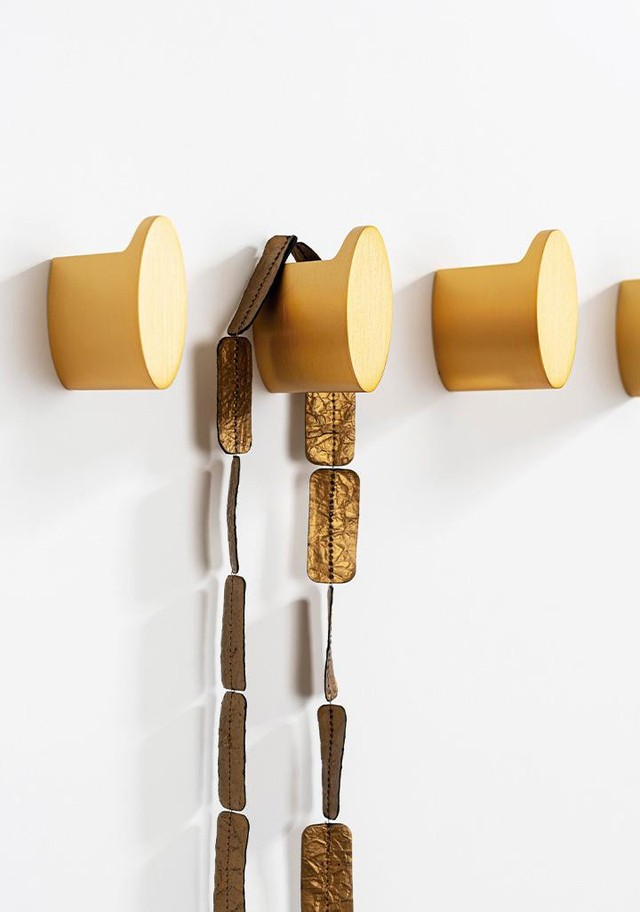 TAKK Zamak-Wandhaken in Glanzchrom, Gold gebürstet, Mattweiß oder Mattschwarz.