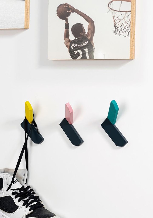 CORNER Wandhaken aus Zamak in Anthrazitgrau mit Weiß, Schwarz, Moosgrau, Gelb, Rosa oder Türkisblau.