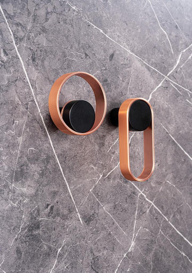 ORBIT Zamak-Wandhaken in Mattschwarz mit Gold gebürstet oder Kupfer gebürstet.