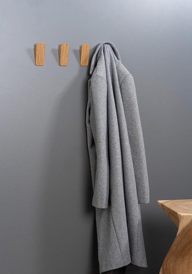 SWITCH Wandhaken aus Holz in Eiche, Walnuss, Esche mattweiß lackiert oder Esche mattschwarz lackiert.