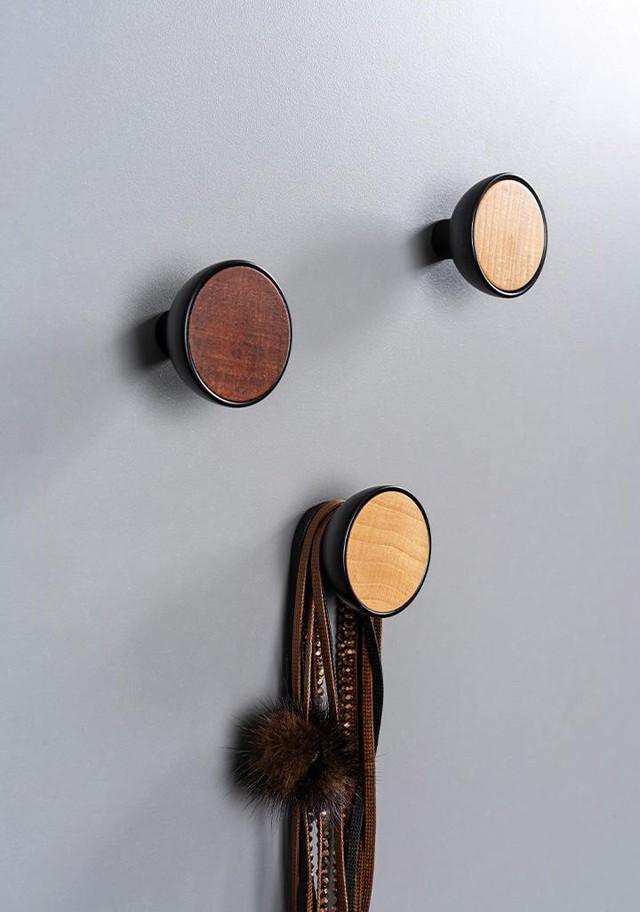 BOL Möbelknopf in Mattschwarz mit Eiche, Walnuss oder Mattweiß Einsatz in schalenförmigem Design.