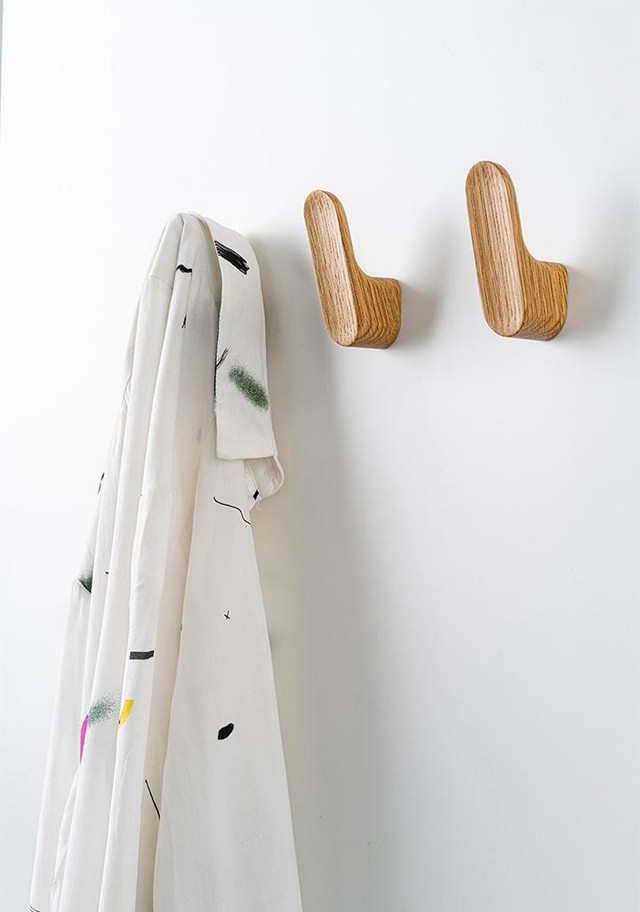 LUV WOOD Wandhaken aus Holz in Eiche, Walnuss oder Schwarz matt lackierter Eiche mit organischer Form.