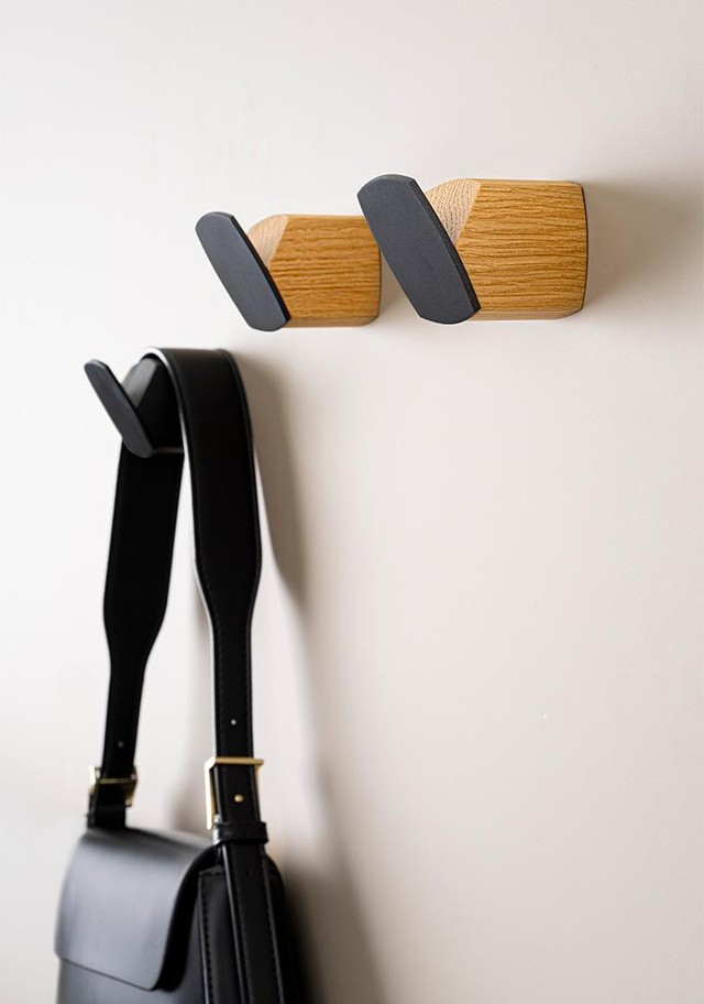 MEGG Wandhaken aus Holz und Zamak in Eiche + Lava-Schwarz, Walnuss + Lava-Schwarz oder Esche Schwarz matt.