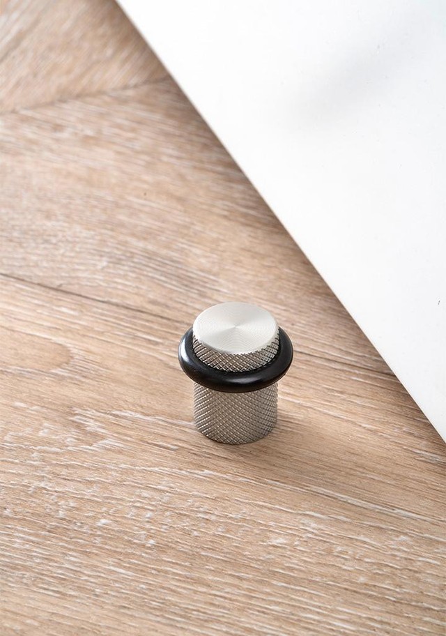 GRAF Aluminium-Türstopper in Edelstahloptik, Schwarz gebürstet oder Dunkelmessing gebürstet mit strukturierter Oberfläche.